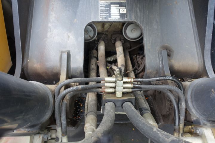 680391-21 Wheeled excavator Volvo EW 140 B