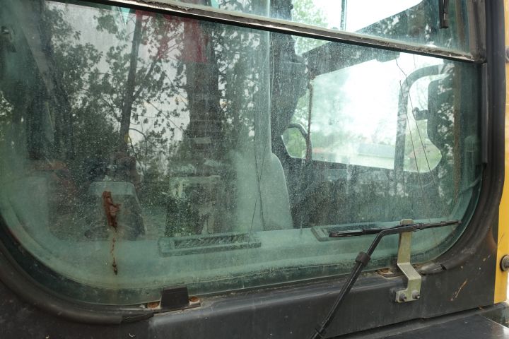 680391-22 Wheeled excavator Volvo EW 140 B