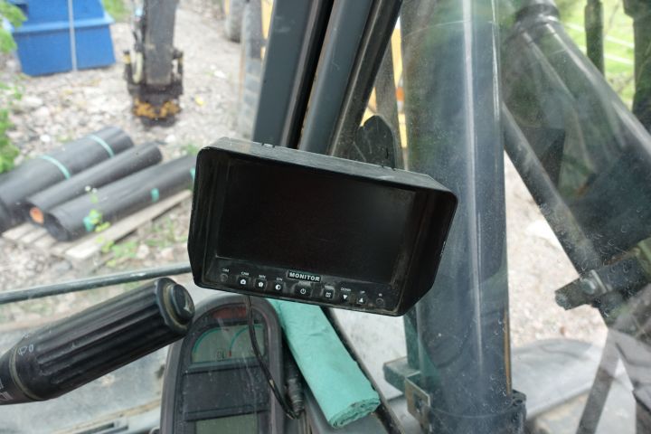 680391-28 Wheeled excavator Volvo EW 140 B