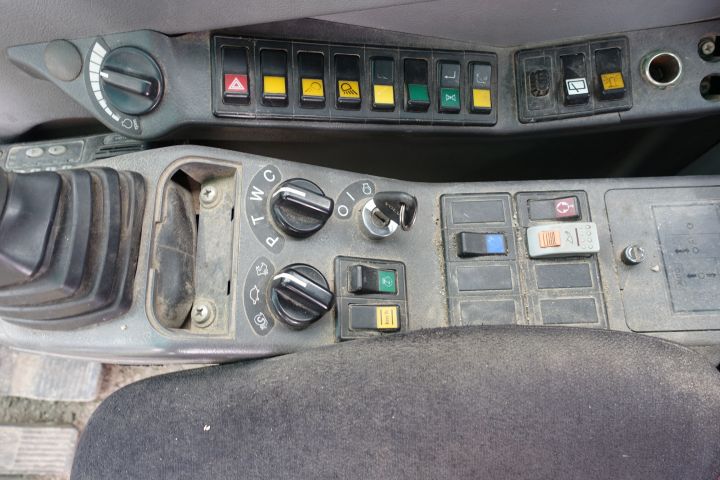 680391-33 Wheeled excavator Volvo EW 140 B