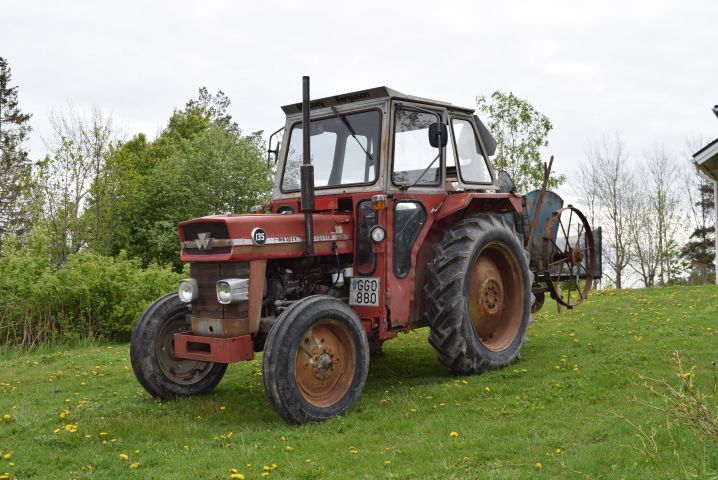 680396-1 Tractor Massey Ferguson 135 (8751h) - 1979