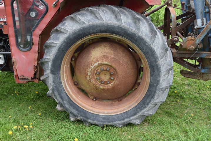 680396-18 Tractor Massey Ferguson 135 (8751h) - 1979