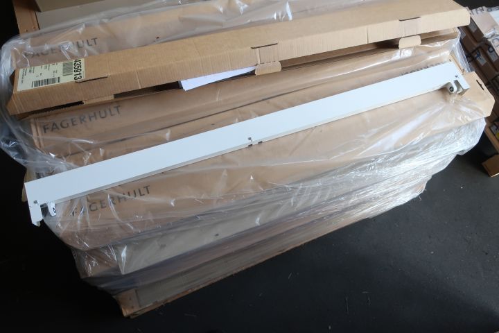 651872-4 55th cabinet, Fagerhult Quattro w switch 36w