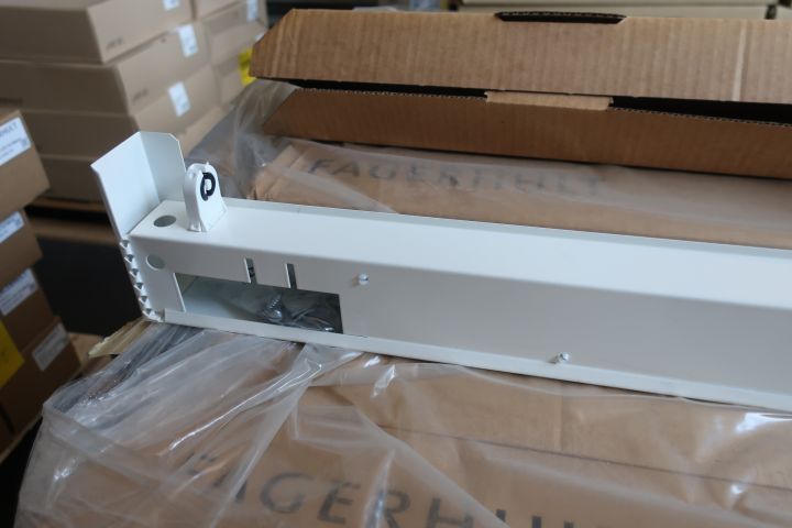 651872-6 55th cabinet, Fagerhult Quattro w switch 36w