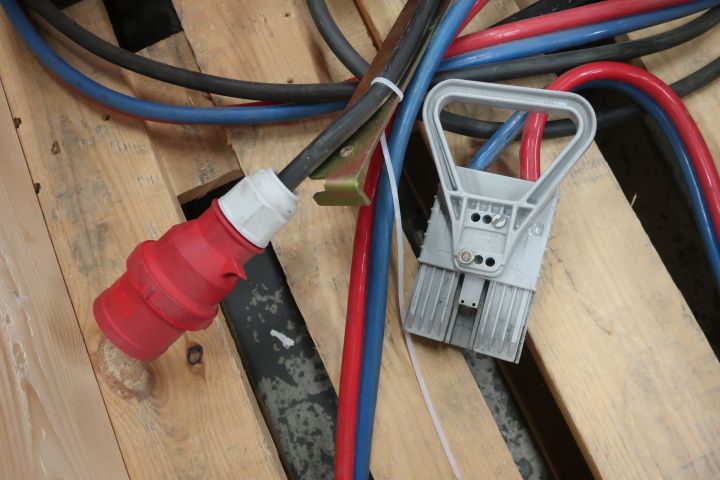 651986-4 Truck Charger, Logic BTM 24/150