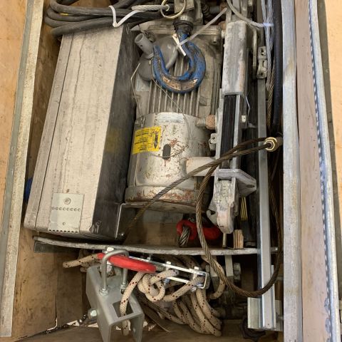 681180-3 Tirak material lift
