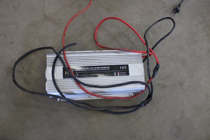 681145-1 12V-230V AC Power Inverter HQ-INV1700W / 12