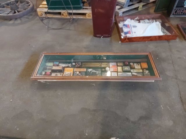 679217-2 Billboard with billiards memorabilia (160x12x50cm)