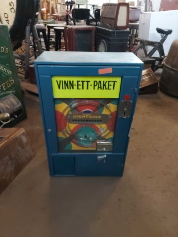 679274-1 Spelskåp i metall (57x30x87cm)