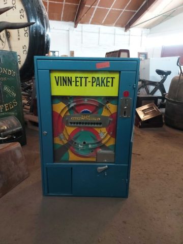 679274-2 Spelskåp i metall (57x30x87cm)