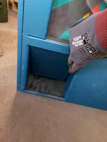 679274-4 Spelskåp i metall (57x30x87cm)