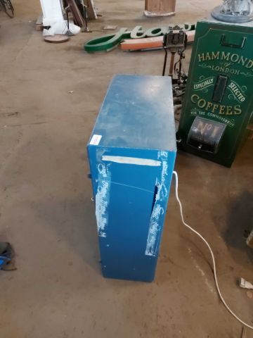 679274-5 Spelskåp i metall (57x30x87cm)