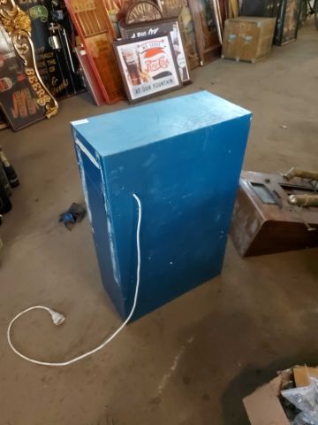 679274-6 Spelskåp i metall (57x30x87cm)