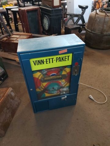 679274-8 Spelskåp i metall (57x30x87cm)