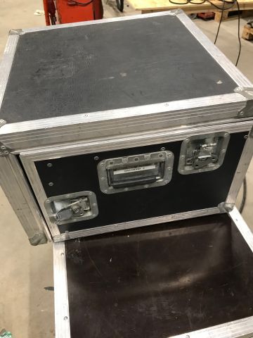 690424-3 DJ kitt, Allt i case ingår