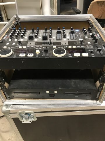 690424-1 DJ kitt, Allt i case ingår