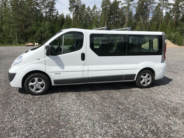 690441-3 Nissan Primastar 2.0 Dci minibus 9 people BXP 939