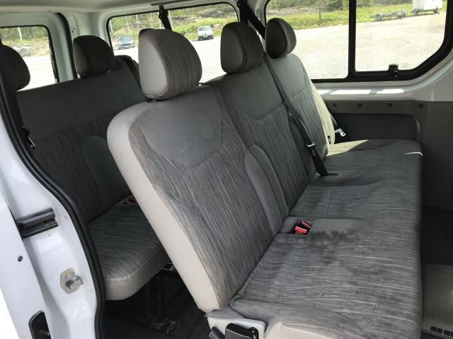 690441-23 Nissan Primastar 2.0 Dci minibus 9 people BXP 939