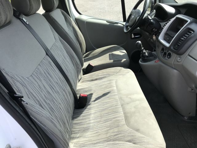 690441-27 Nissan Primastar 2.0 Dci minibus 9 people BXP 939