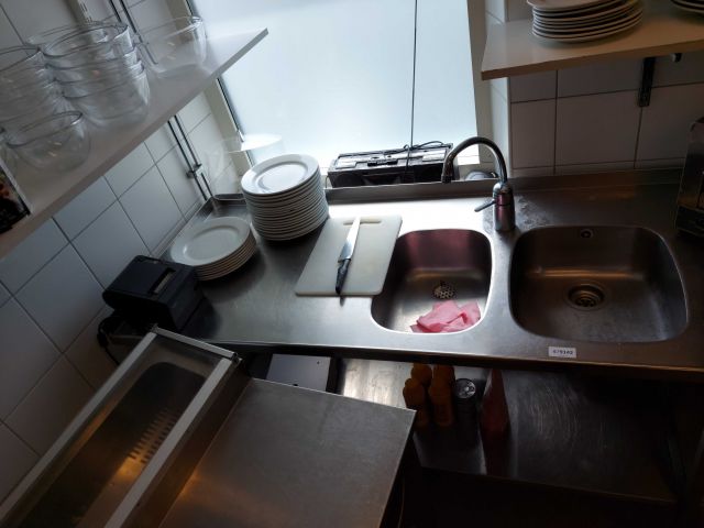 679142-8 Rostfri bänk med diskho & blandare