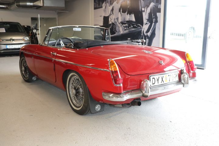 680383-4 MG MGB Roadster 1.8 95hp -64 (DYX767)