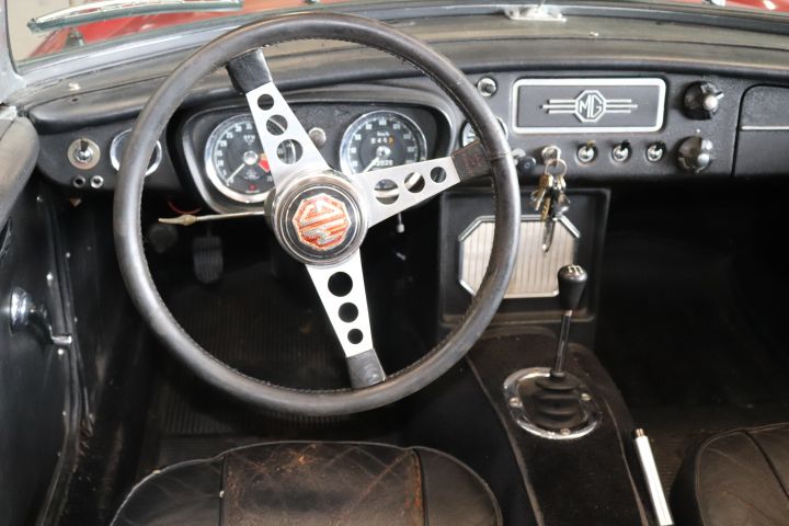 680383-7 MG MGB Roadster 1.8 95hp -64 (DYX767)