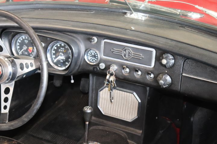 680383-8 MG MGB Roadster 1.8 95hp -64 (DYX767)