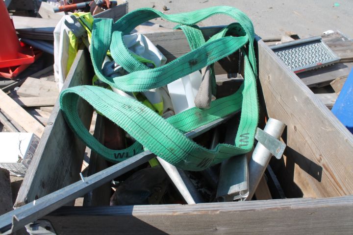 660207-4 Lift basket, various lifting straps and tarpaulins