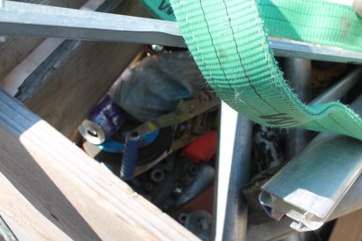 660207-5 Lift basket, various lifting straps and tarpaulins