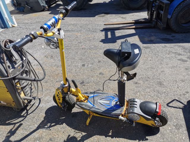 682095-1 Electric scooter from Combardu - Powerboard