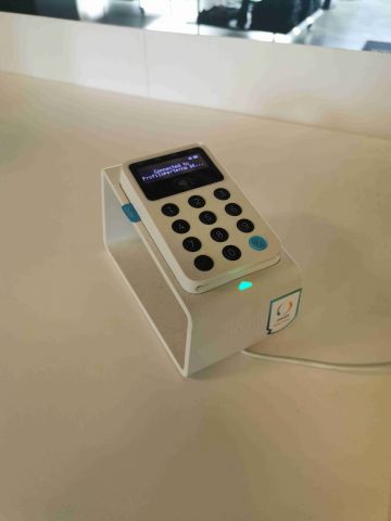 690772-1 iZettle card reader with charging dock