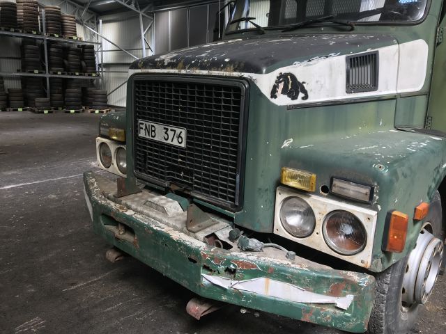 695019-4 Volvo N10 6x2 tippflak  1977 veteran
