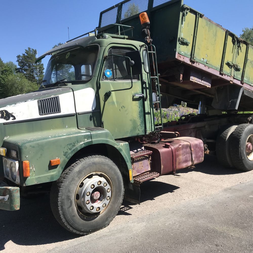 695019-1 Volvo N10 tipping surface 6x2 1977 veteran