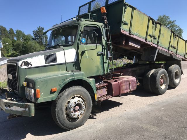 695019-28 Volvo N10 6x2 tippflak  1977 veteran