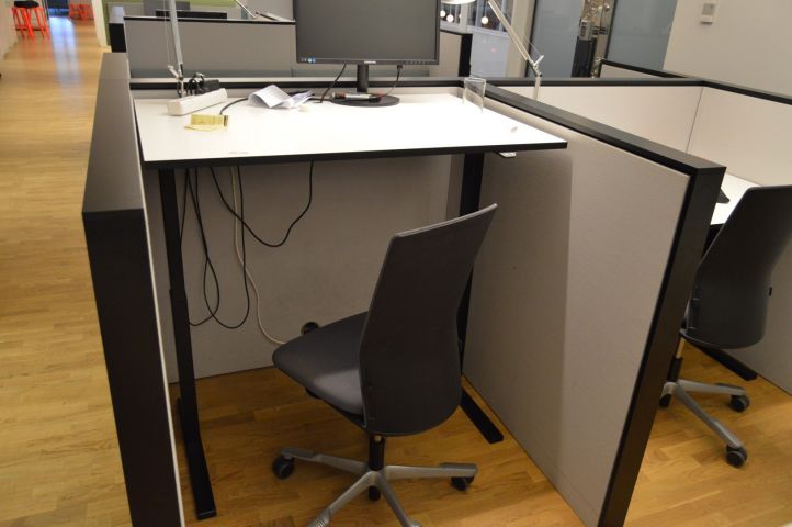 658626-1 1 pc High / lower desk with 1 high desk chair
