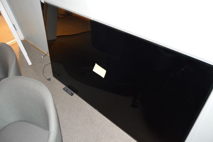 658729-2 75 inch Samsung TV