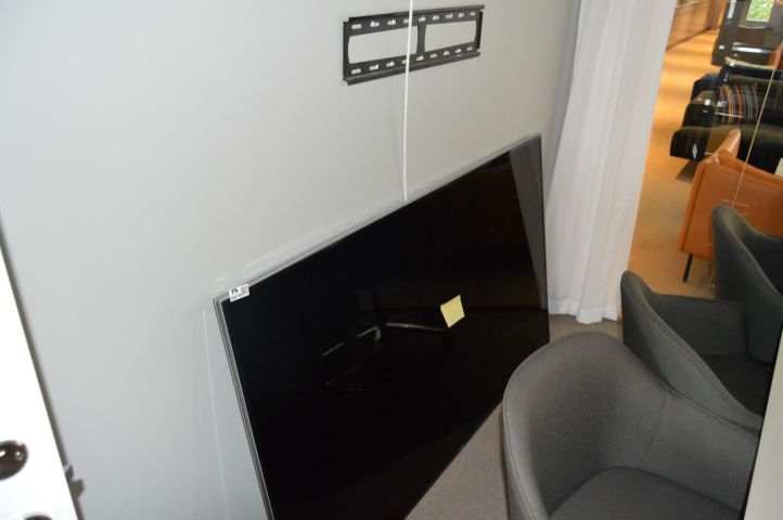 658729-3 75 inch Samsung TV