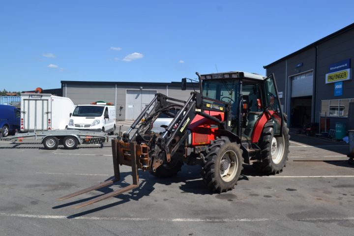 697230-1 Massey Ferguson 6140 with loader.