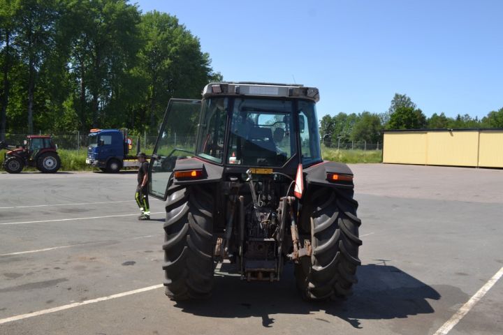 697230-6 Massey Ferguson 6140 with loader.