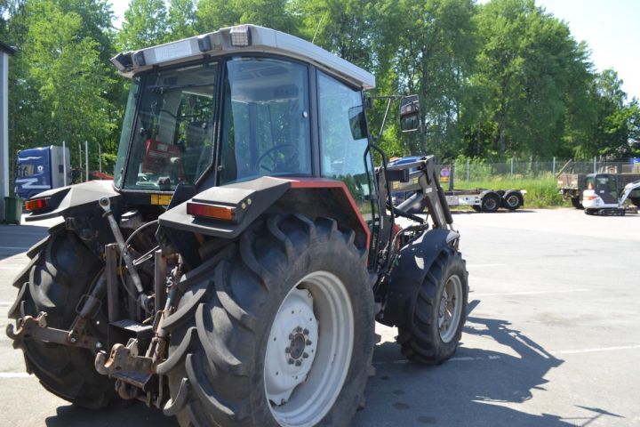 697230-8 Massey Ferguson 6140 with loader.