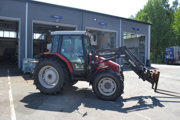 697230-9 Massey Ferguson 6140 with loader.
