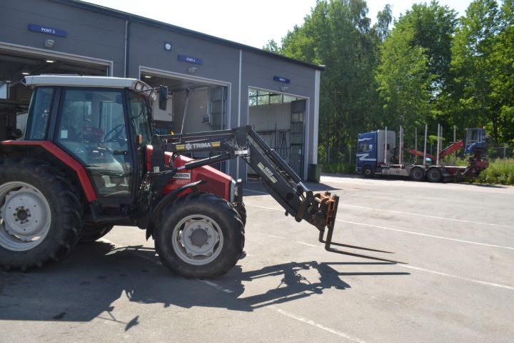 697230-10 Massey Ferguson 6140 with loader.