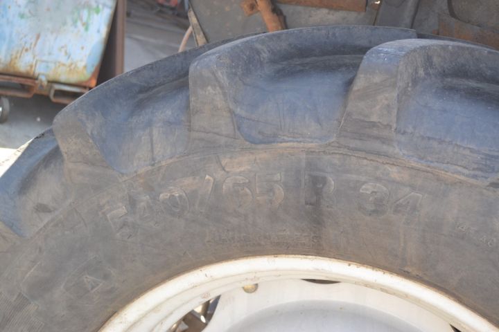 697230-18 Massey Ferguson 6140 with loader.