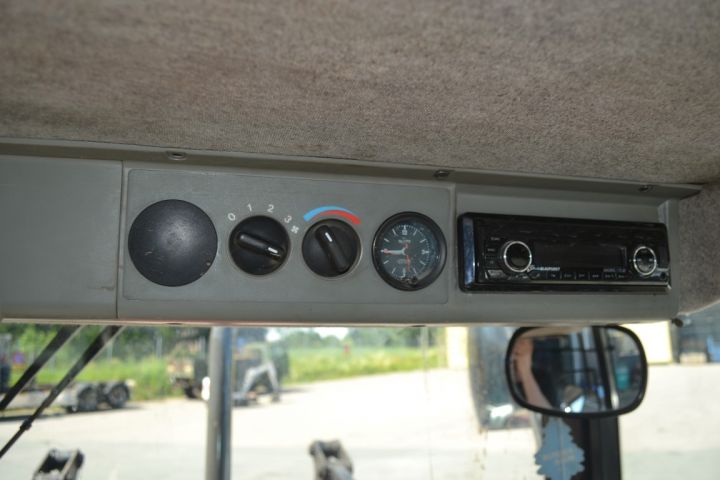 697230-30 Massey Ferguson 6140 with loader.