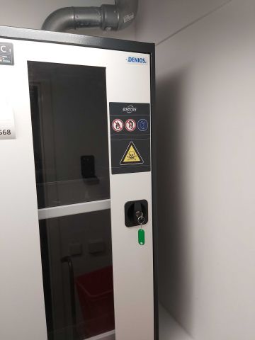 600568-2 Denio's lockers store dangerous products