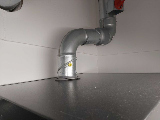 600568-4 Denio's lockers store dangerous products