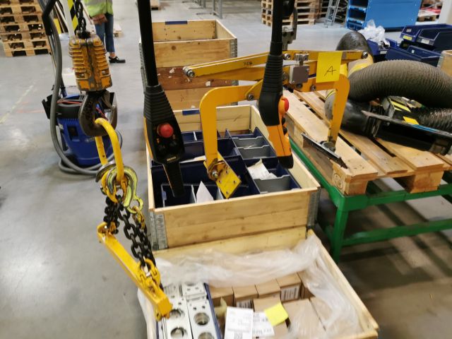 697506-18 Traverse crane / system with 3 pcs. machine-controlled Demag with various accessories -2018