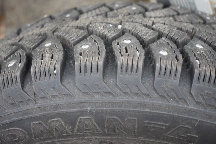 697286-2 4 winter tires on alloy wheels / WV Polo