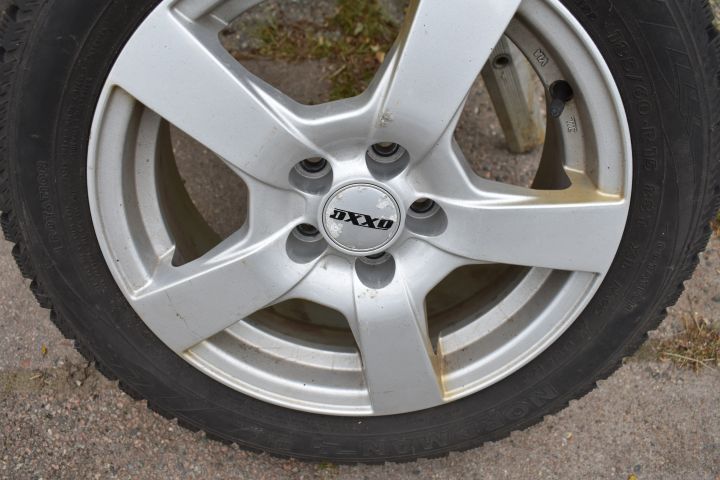 697286-3 4 winter tires on alloy wheels / WV Polo