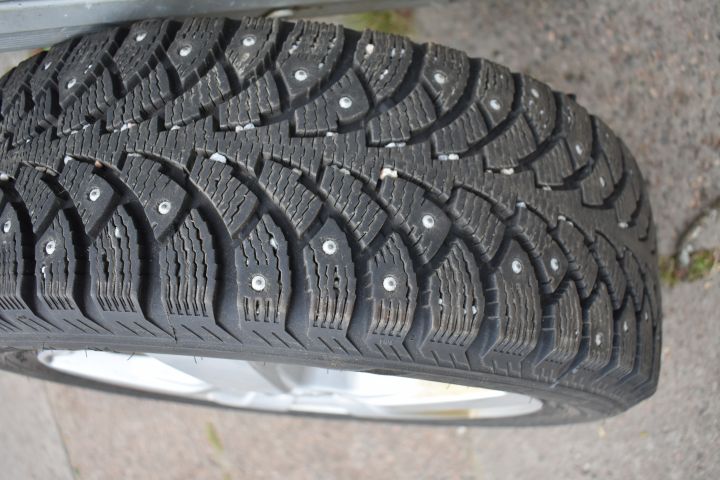 697286-4 4 winter tires on alloy wheels / WV Polo